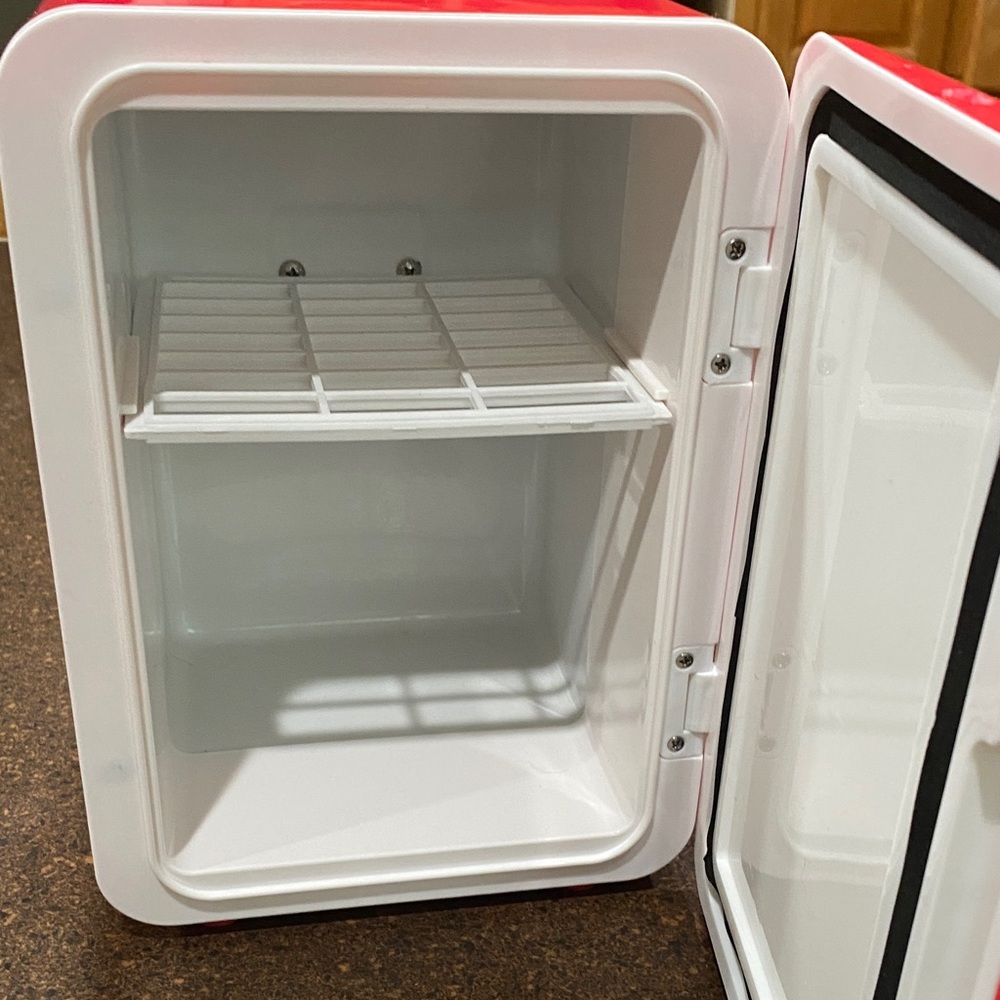 EUC Orbit innovations Cute Red Strawberry beauty Mini Fridge - Picture 6 of 6